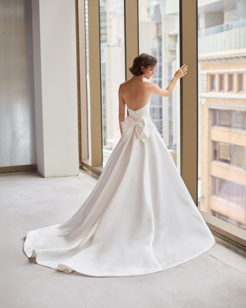 Robe de mariée Paloma Blanca chez Lilie par Dragone
